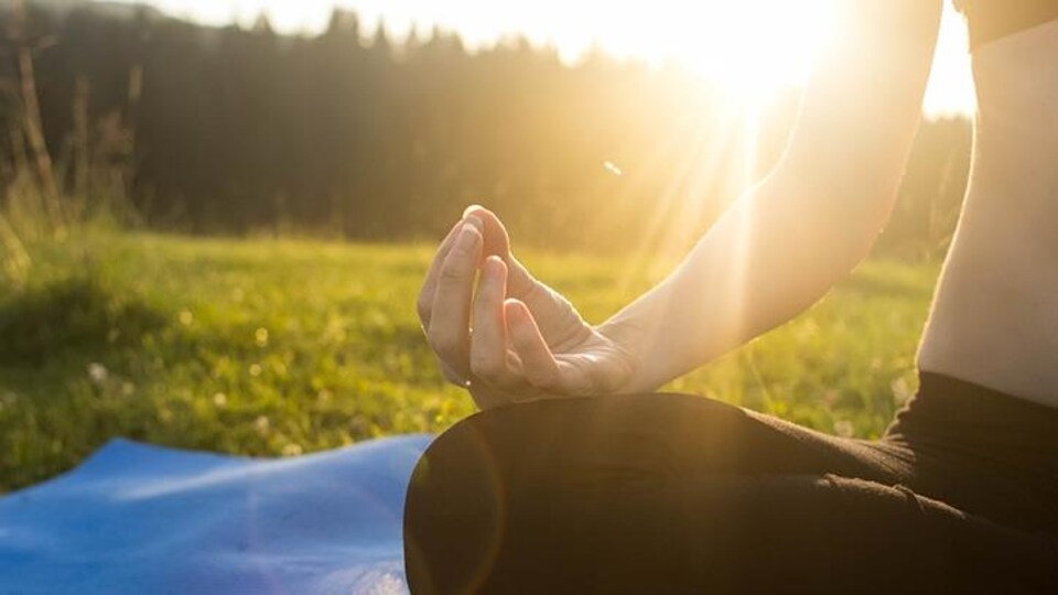 Yoga en extérieur à Gourdon