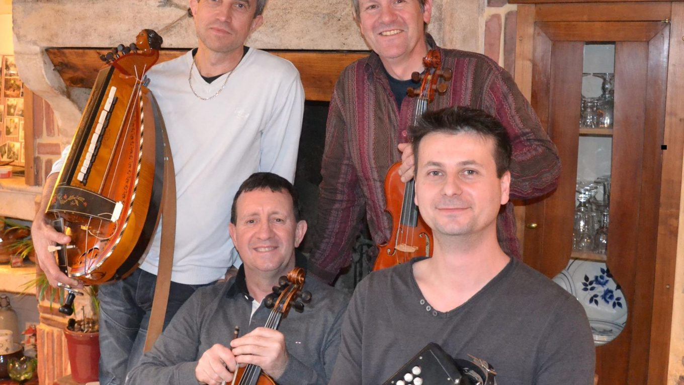 4 personnes avec instruments de musique traditionnelle