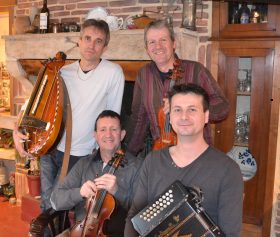 4 personnes avec instruments de musique traditionnelle